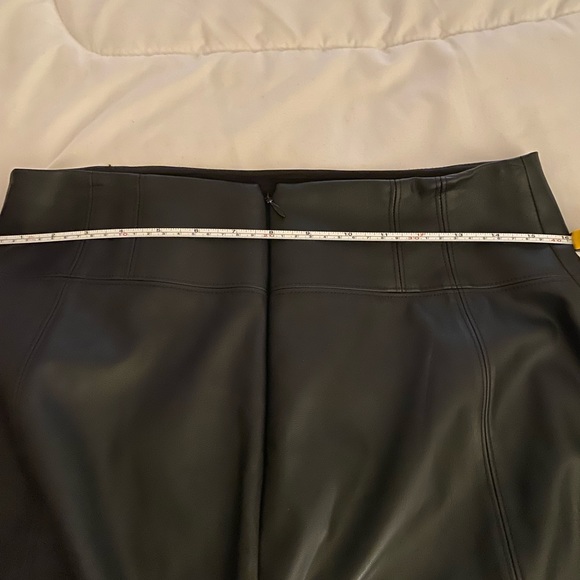 Gorgeous black leather pencil skirt 🖤 - Picture 3 of 8